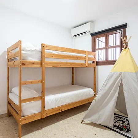 Traditional In Heart Of Old Town - Zest Lettings